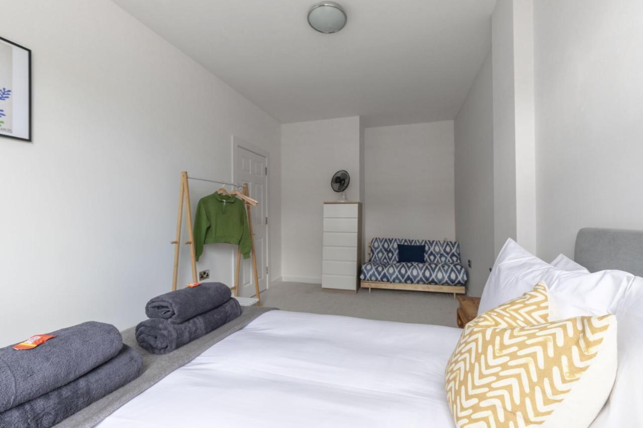 Beautifully Presented Newly Renovated City-Centre Apartment In Cheltenham Esterno foto